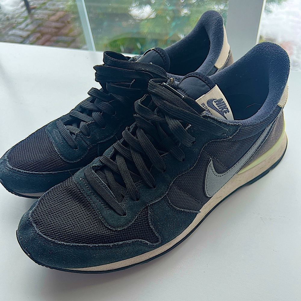 Nike women’s black and Light Gray Retro Runner Sneakers